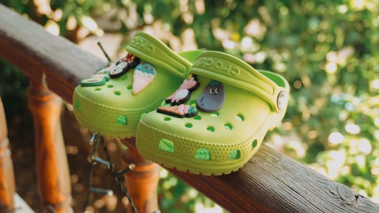 Jefferies считает акции производителя обуви Crocs одними из лучших на период снижения ставки в США / Фото: Unsplash/esref yasa