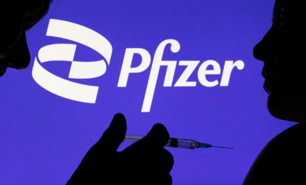 FDA одобрило обновленные вакцины Pfizer и Moderna против COVID для продажи в США / Фото: Reuters /Dado Ruvic