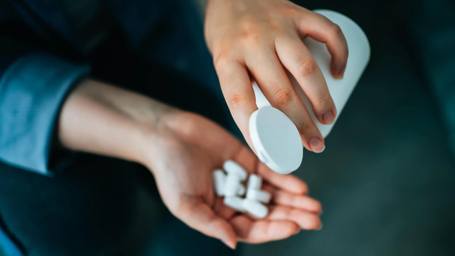 Ученые ищут обезболивающее, которое не вызывало бы привыкание, и уже нашли новый механизм облегчения боли. Фото: shutterstock