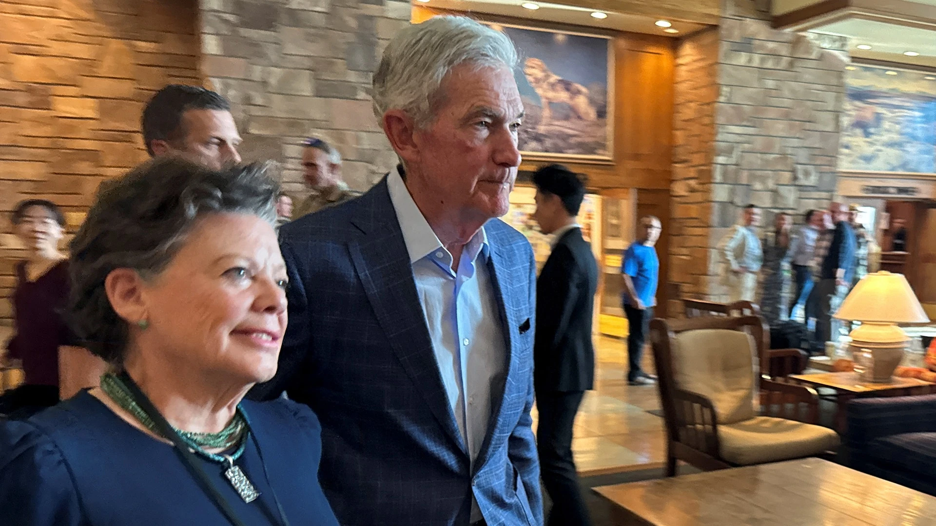 Глава ФРС Джером Пауэлл накануне выступления на экономическом симпозиуме в Джексон-Хоуле / Фото: Reuters / Ann Saphir