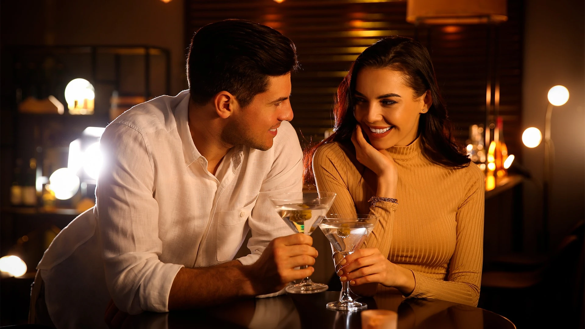 Все больше людей хотят знакомиться не в приложениях, а старым способом - в барах, клубах, на вечеринках. Фото: shutterstock