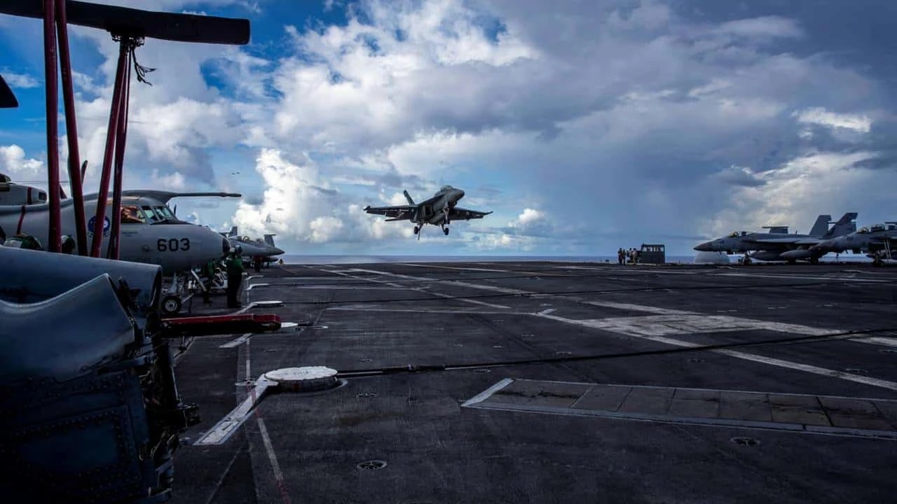 Оборонные предприятия западных стран зарабатывают на госзаказах вооружений / Фото: Reuters/U.S. Navy