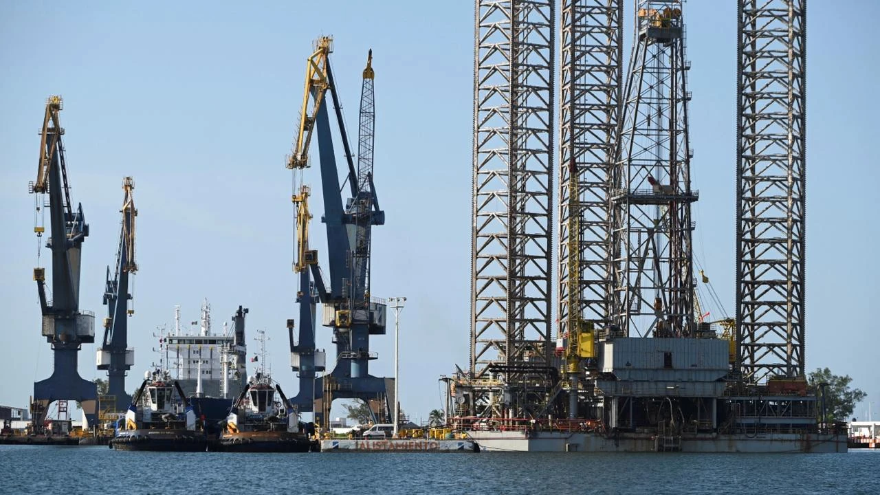 Средний прогноз Goldman Sachs и Morgan Stanley по цене Brent опустился ниже $80 за баррель / Фото: Reuters/Yahir Ceballos