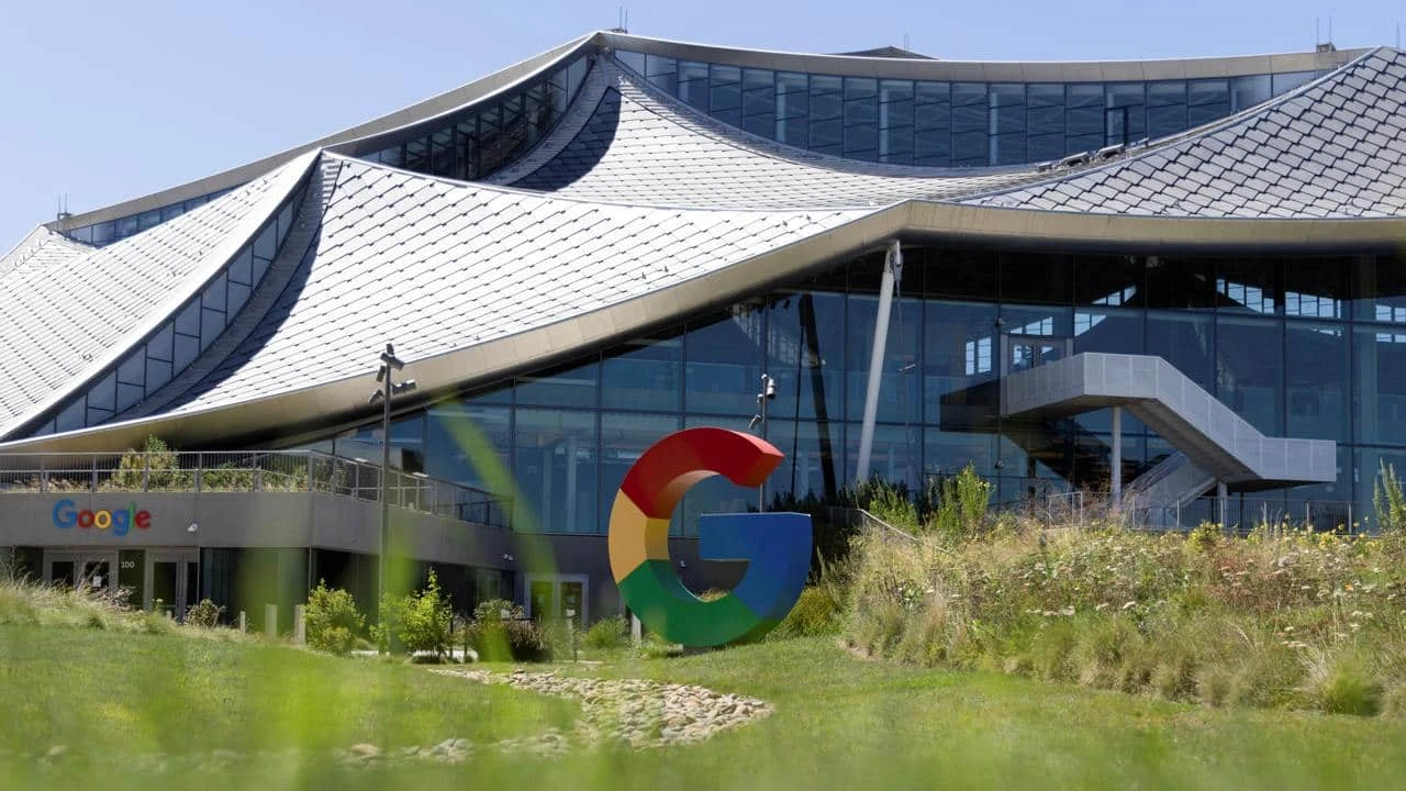 Google вернет функцию генерирования изображений людей спустя полгода после отключения вместо заявленных «нескольких недель» / Фото: Reuters/Manuel Orbegozo