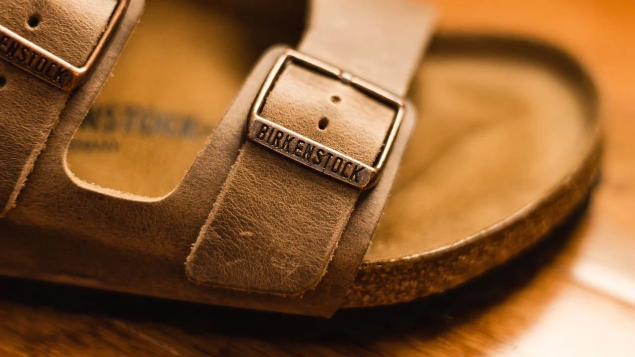Birkenstock подтвердил свой прогноз на 2024 год и ожидает роста выручки примерно на 19% в сравнении с прошлым годом / Фото: Shutterstock