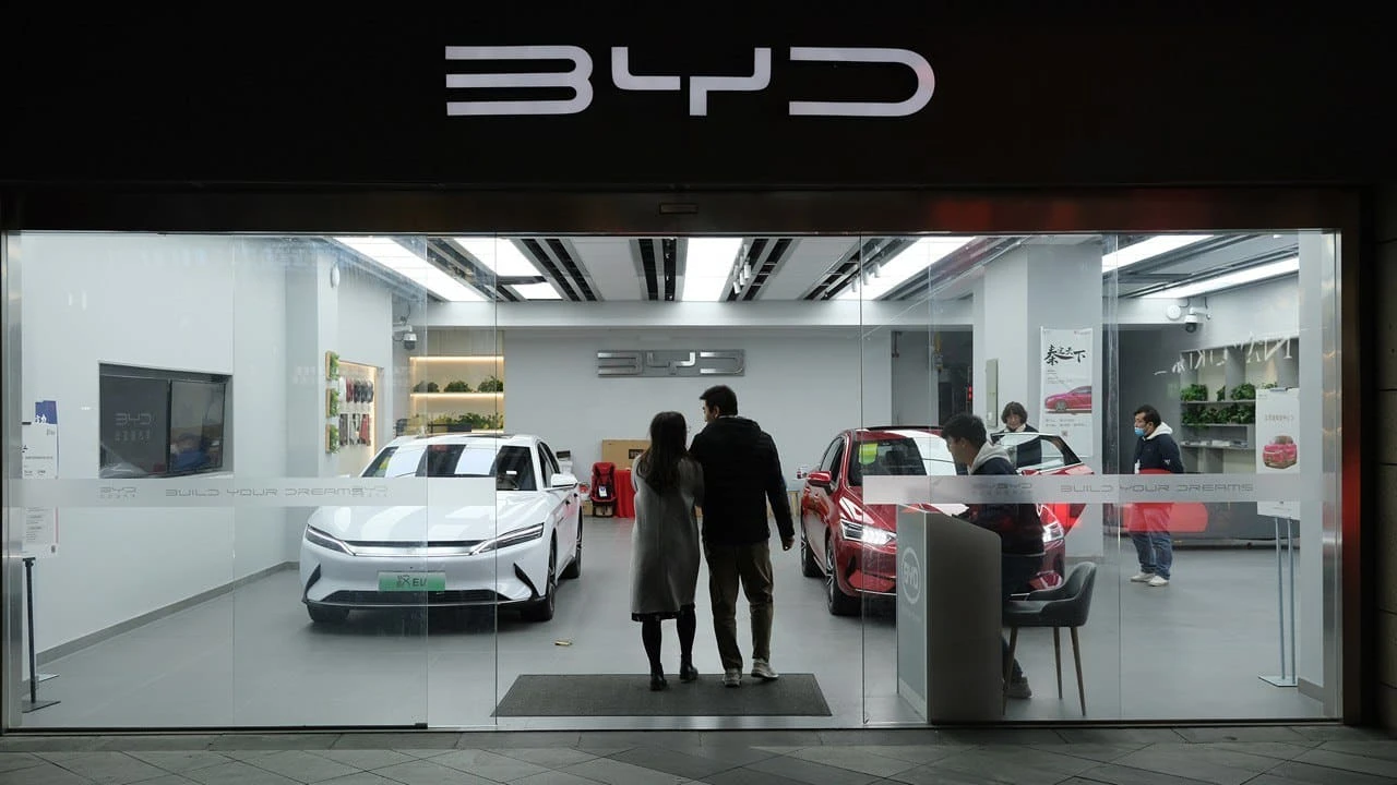 Продажи BYD в августе выросли, а у ее конкурентов в Китае — замедлились / Фото: Shutterstock
