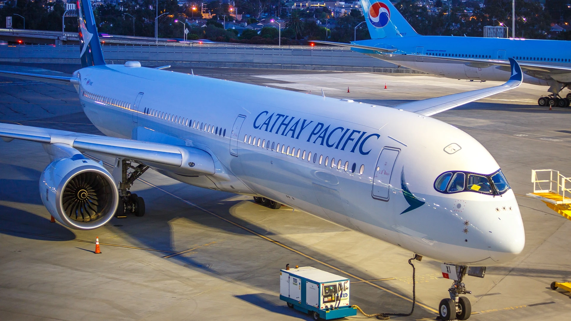 Лайнер A350-900 авиакомпании Cathay Pacific на аэродроме в Сан-Франциско перед вылетом в Гонконг / Фото: Shutterstock