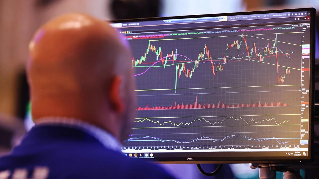 Рынок ждет открытия торгов после обвала Nvidia, вызвавшего падение технологических акций / Фото: Getty Images/Michael M. Santiago