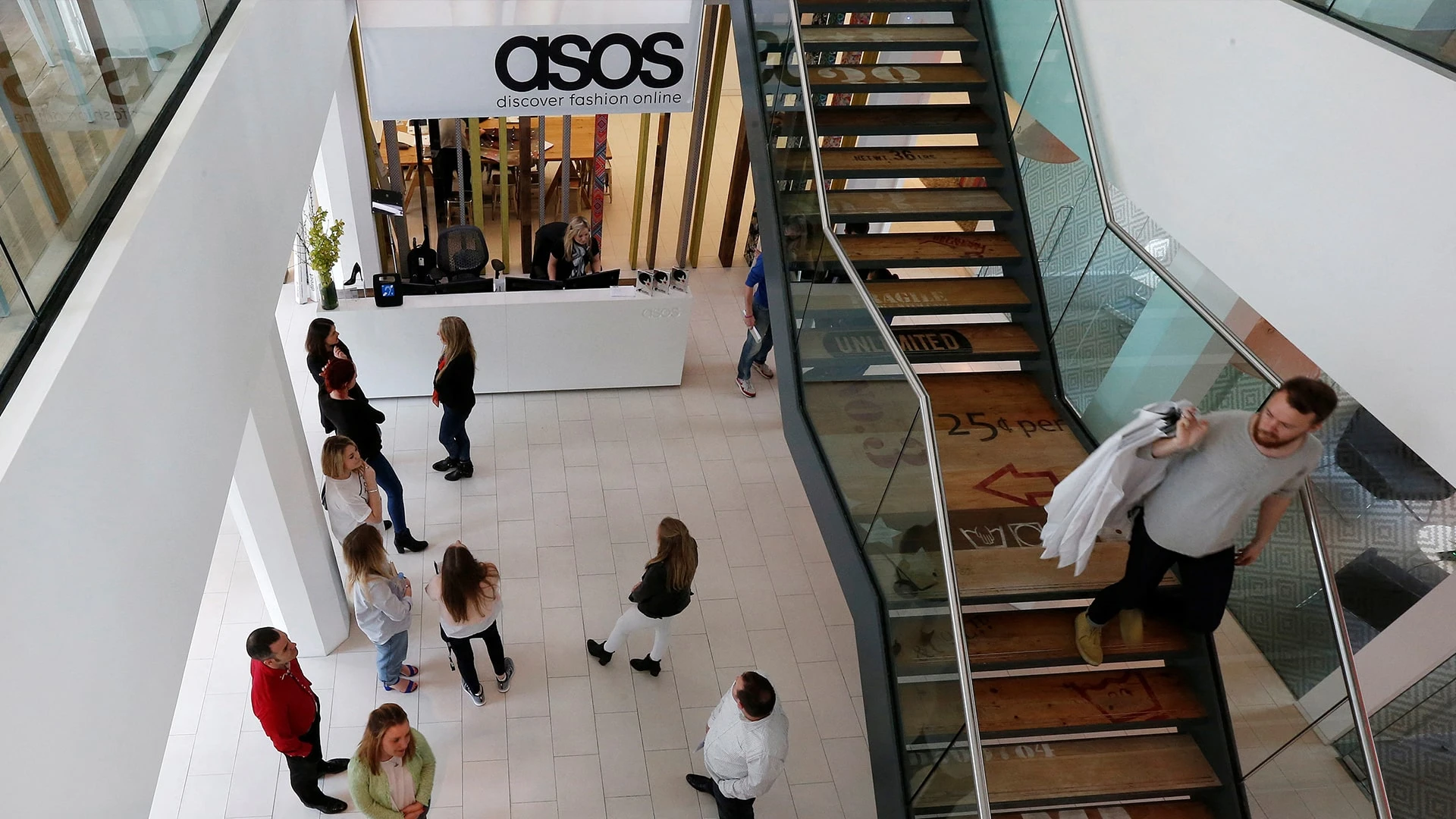 Британский ретейлер Asos продал купленный три года назад бренд быстрой моды Topshop датскому текстильному магнату / Фото: Reuters/Suzanne Plunkett