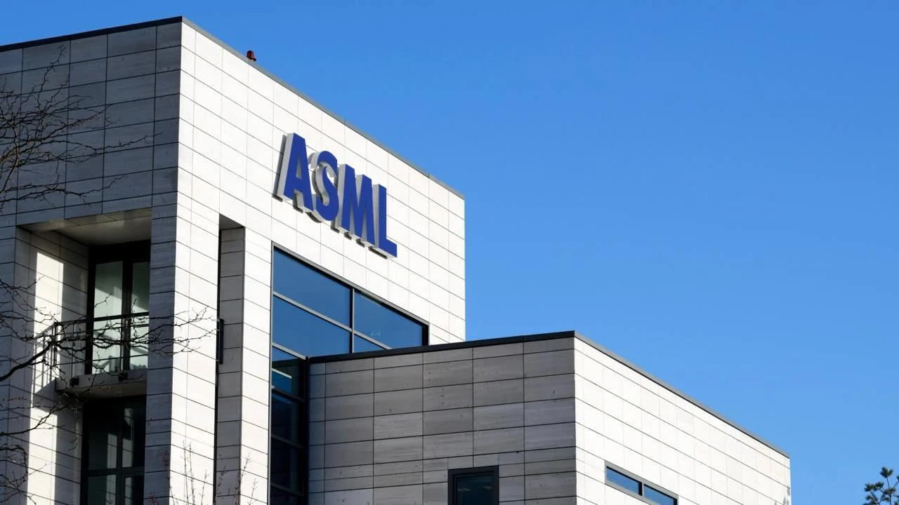 ASML не увидела рисков для своего финансового прогноза в решении правительства Нидерландов / Фото: X/ASML