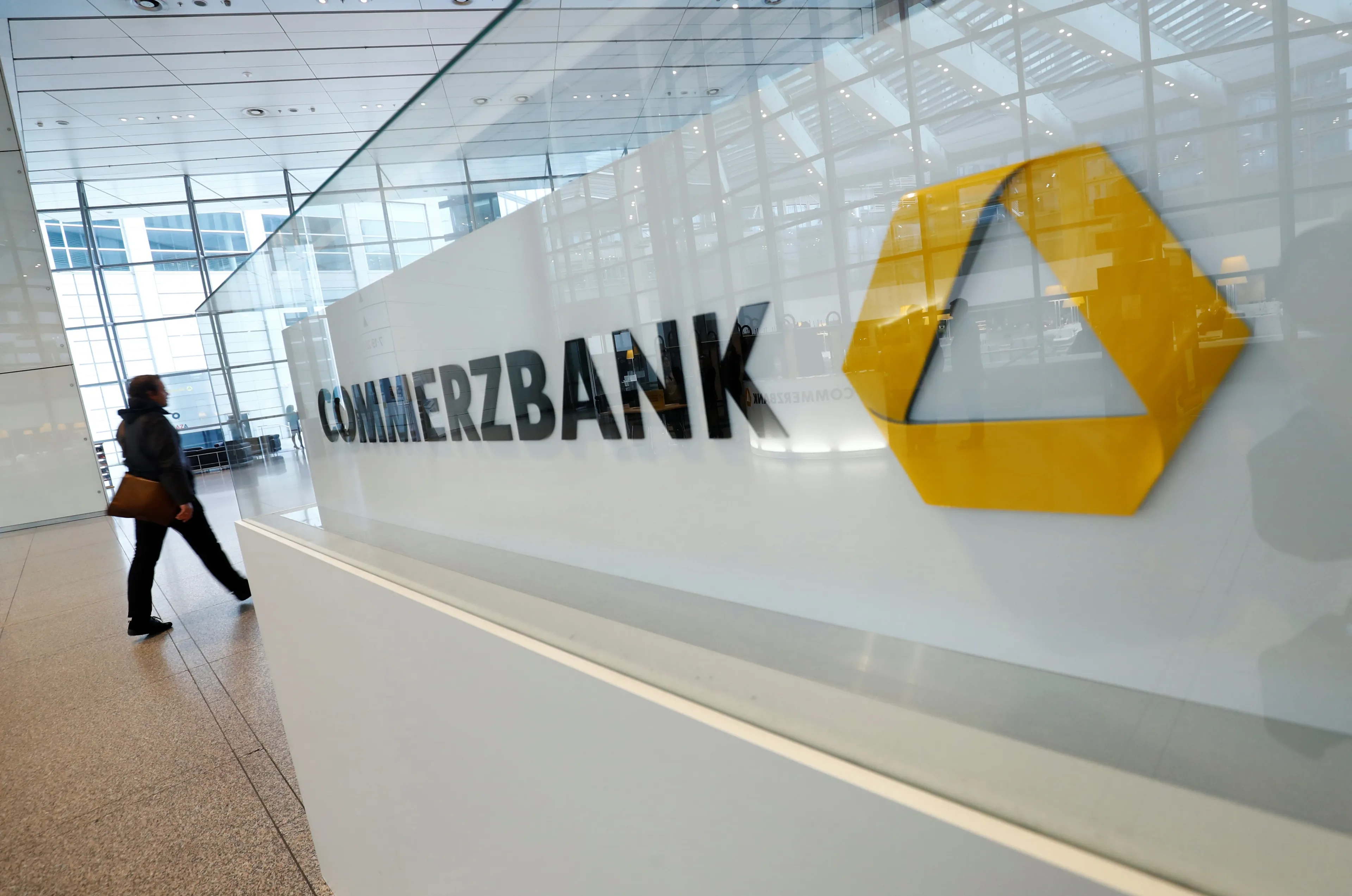 Правительство Германии закрывает позицию в акциях Commerzbank, поскольку считает стабилизацию кредитора после кризиса 2008 года успешно завершенной / Фото: Reuters/Ralph Orlowski