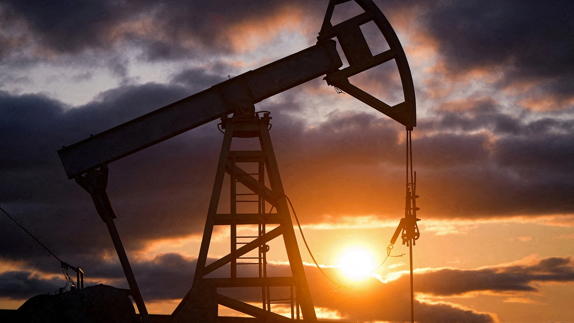 На рынке сложилась неблагоприятная ситуация – добывается гораздо больше нефти, чем потребляется. Фото: REUTERS/Alexander Manzyuk