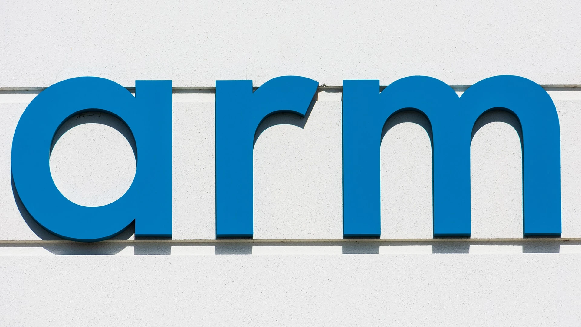 Акции Arm Holdings, несмотря на доминирование компании на рынке мобильных чипов, вряд ли станут выгодной покупкой прямо сейчас / Фото: Shutterstock