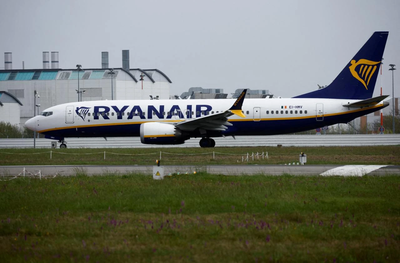 Ryanair заметил улучшение динамики бронирований, что позволит меньше снижать цены / Фото: Reuters/Stephane Mahe