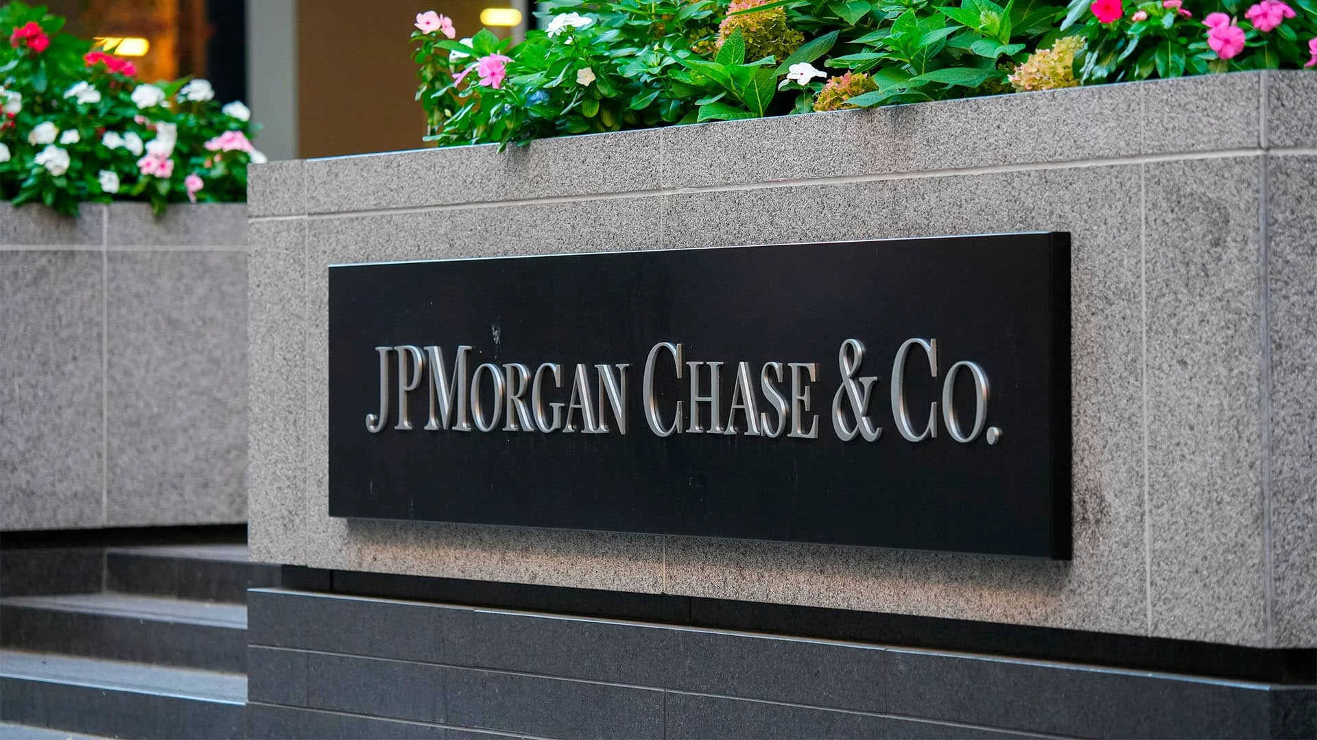 Акции банковского гиганта JPMorgan Chase должны получить поддержку от снижения процентных ставок в США / Фото: Shutterstock