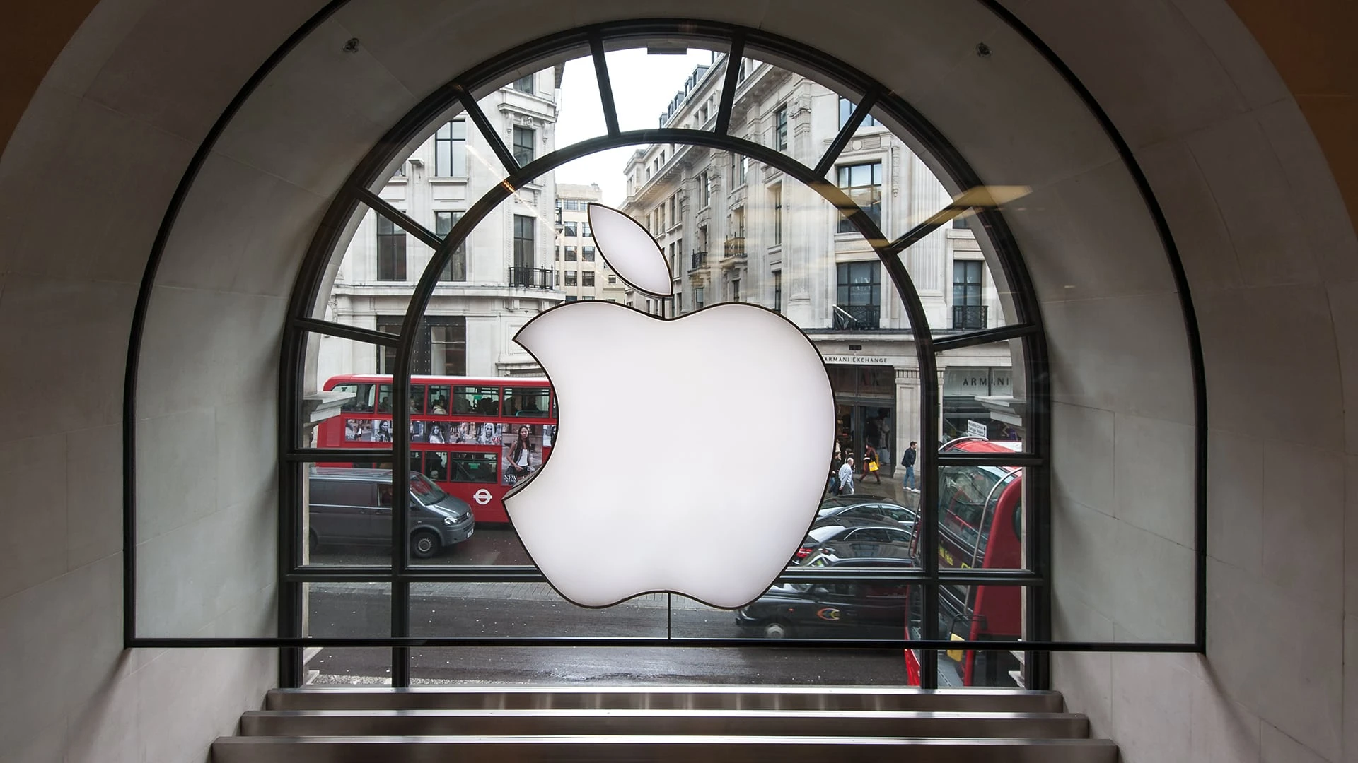 Евросоюз требует от Apple предоставить сторонним разработчикам доступ к iOS / Фото: Shutterstock