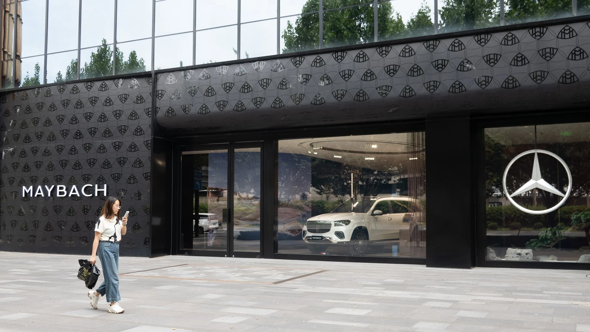 Mercedes-Benz ухудшил прогноз на 2024 год из-за падения спроса на премиальные бренды, особенно в Китае / Фото: Costfoto/NurPhoto