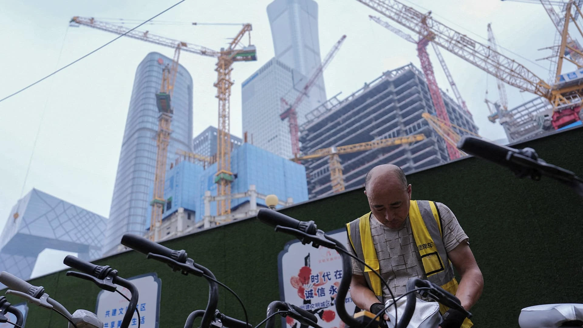 Снижение ставки по выданным ипотечным кредитам в Китае сократит годовые расходы заемщиков примерно на 150 млрд юаней / Фото: Reuters/Tingshu Wang