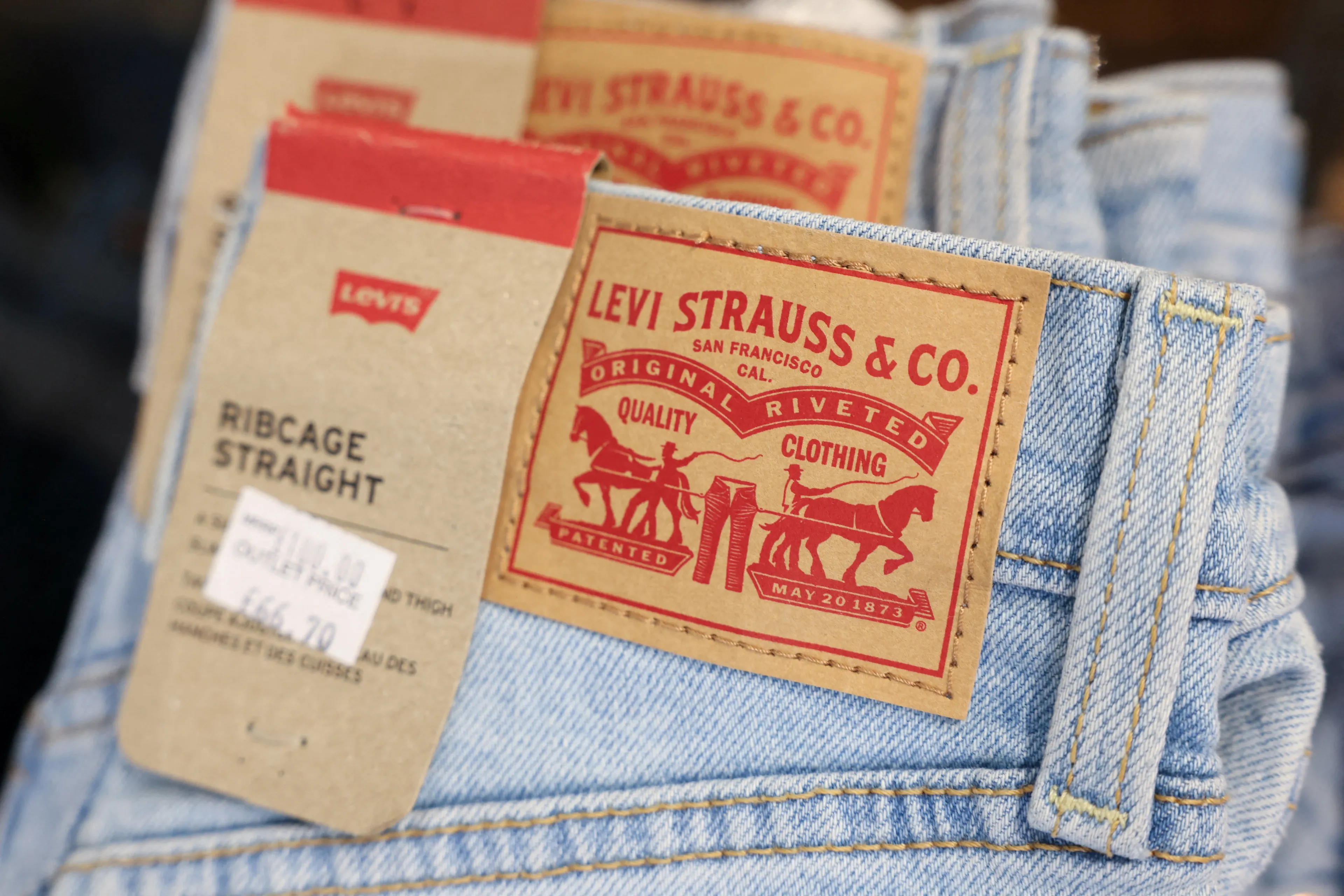 Levis откладывает цель выйти на выручку в $10 млрд к 2027 году, но, возможно, сможет добиться этого результата на несколько лет позже / Фото: Reuters/Hollie Adams