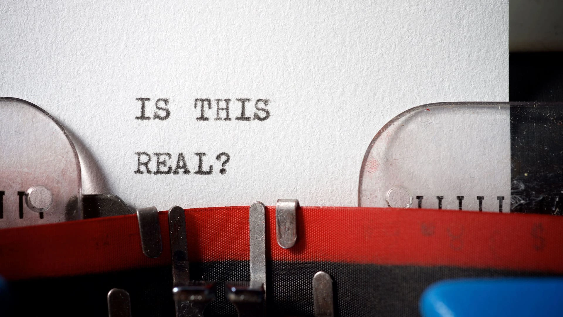 Использование ИИ для написания текстов породило массу скандалов. Писатели опасаются, что ИИ обучится на их произведениях, а потом вытеснит из профессии. Фото: Shutterstock