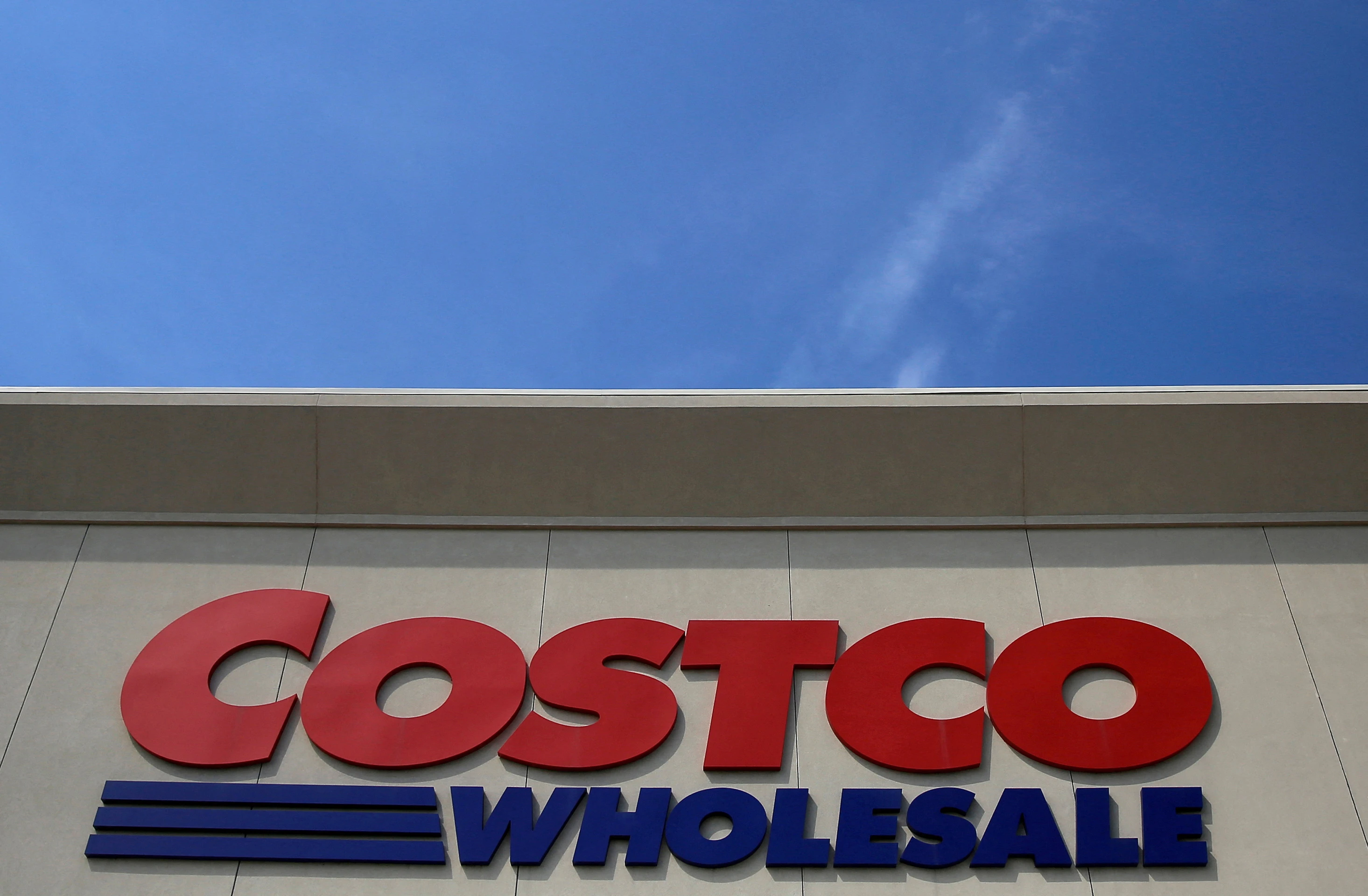 Costco ожидает в 2025 финансовом году прибыль на акцию около $19,05, что на $1,25 выше консенсус-прогноза Уолл-стрит / Фото: Reuters/Jim Young