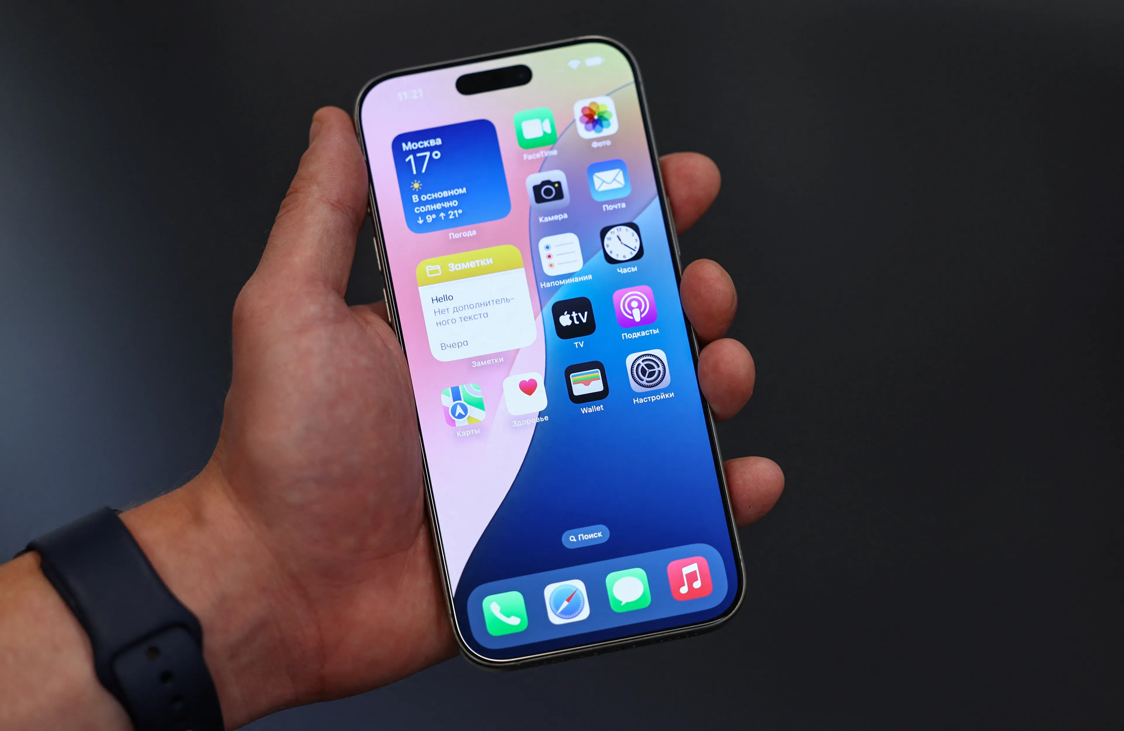 Одни аналитики отмечают улучшение спроса на топовый iPhone 16 Pro, а другие призывают не придавать значения 1-му месяцу продаж /Reuters/Evgenia Novozhenina