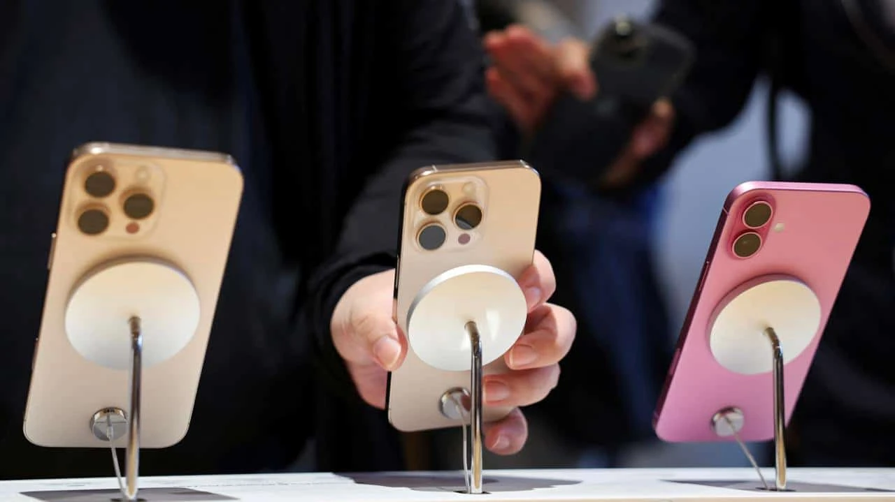 На торгах во вторник стоимость акций Apple снижалась в моменте на 4% / Фото: Reuters Florence Lo