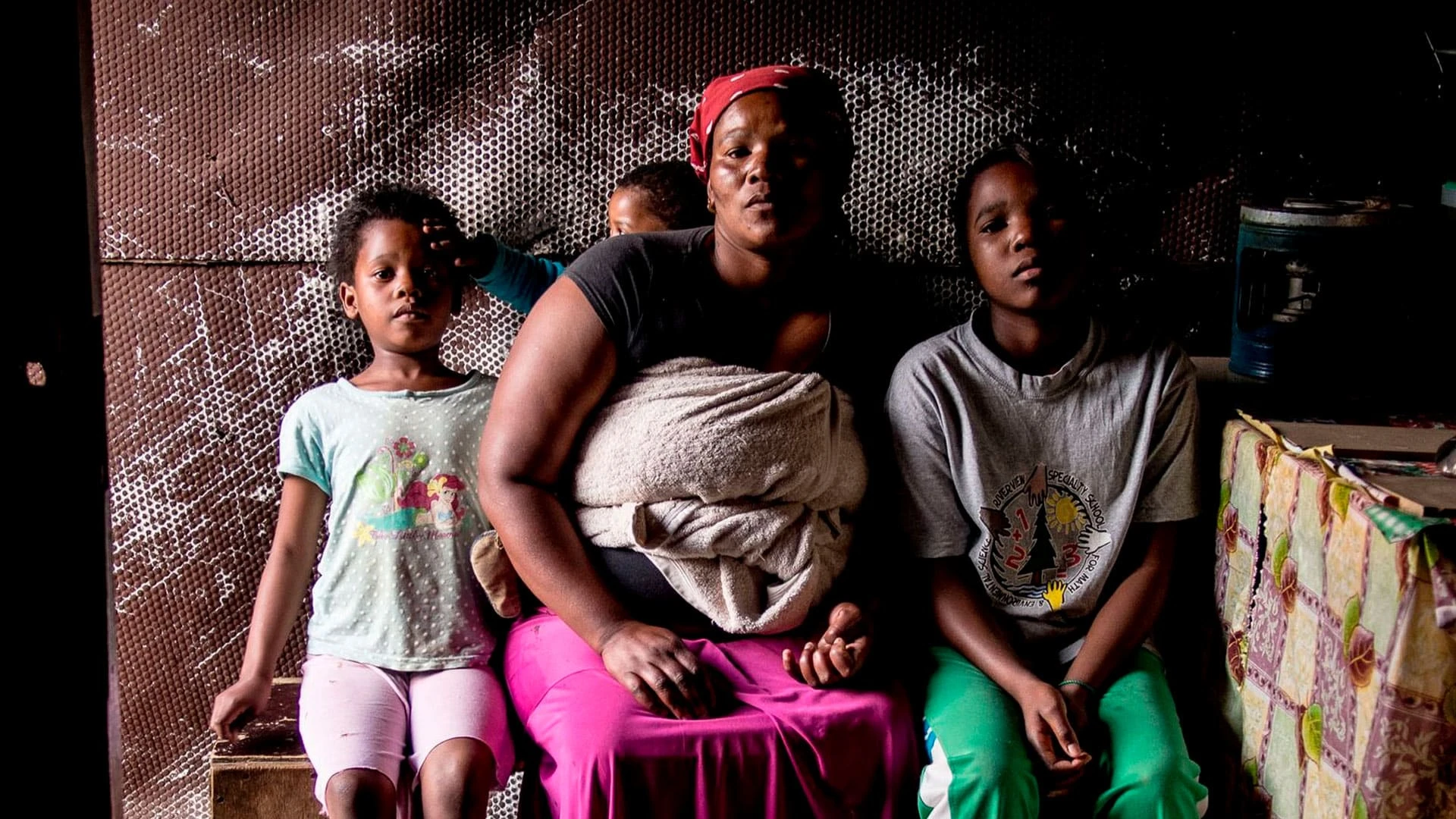 На фото — участники проекта Dollar Street из ЮАР. Проект показывает повседневную жизнь семей по всему миру, разделяя их по уровню дохода / Фото: Gapminder