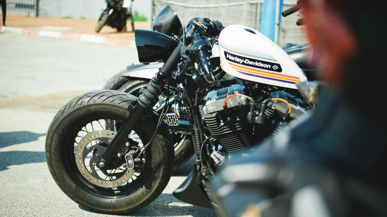 Дилеры говорят о снижении розничных продаж мотоциклов Harley-Davidson / Фото: Unsplash/Maxim Simonov