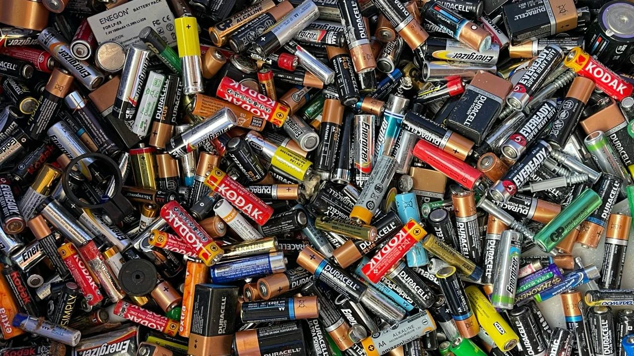 Поглощение Arcadium позволит Rio Tinto стать третьим по величине производителем лития — ключевого элемента аккумуляторов и батареек / Фото: Unsplash/John Cameron