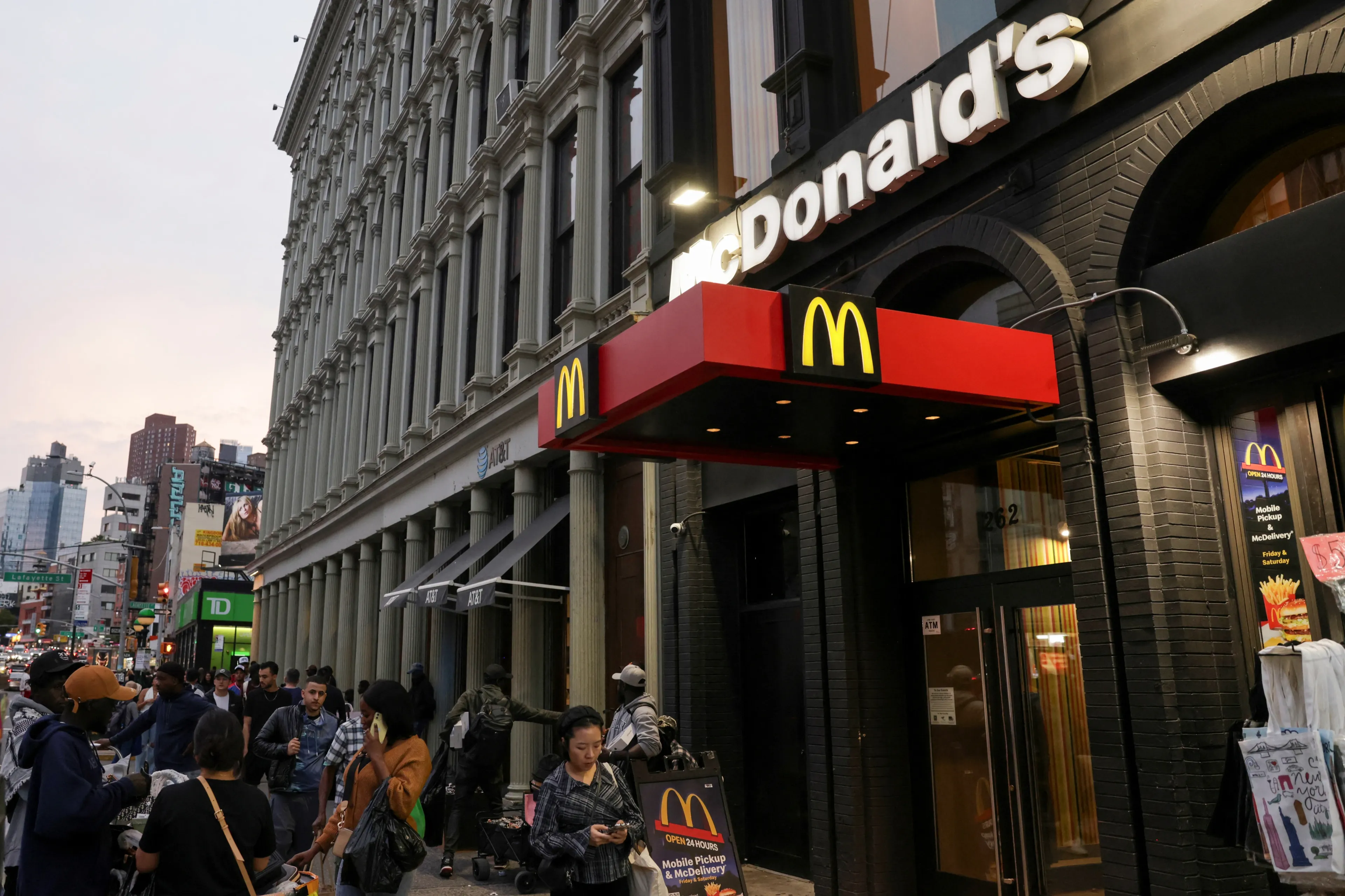 Гендиректор McDonalds заявил, что компания готовится «к еще одному сложному году» из-за давления инфляции на потребителей / Фото: Reuters /Kent J. Edwards
