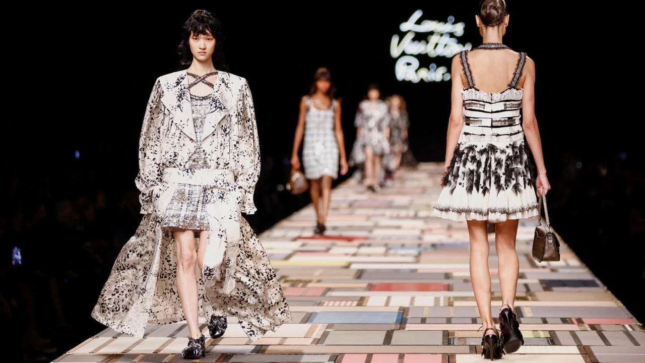 Выручка ключевого для LVMH подразделения, включающего бренд Louis Vuitton, упала на 5% в третьем квартале / Фото: Reuters/Johanna Geron