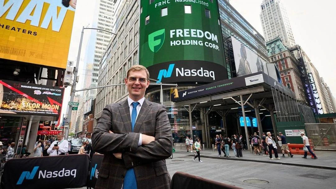 Гендиректор Freedom Holding Corp. перед биржей Nasdaq в Нью-Йорке / Фото: Instagram / Timur Turlov