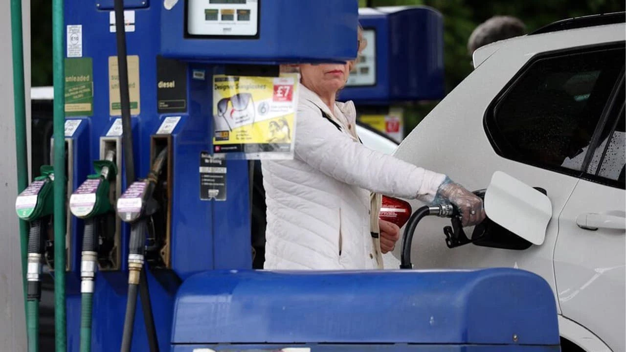 Падение цен на авиабилеты и бензин, а также замедление инфляции в секторе услуг привело к резкому снижению инфляции в Великобритании / Фото: Reuters/Phil Noble