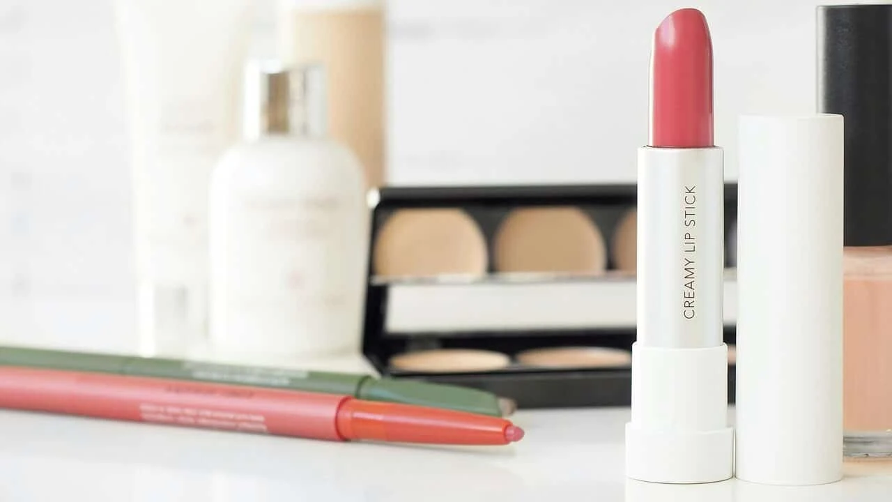 Аналитики снизили рейтинги крупных косметических компаний на фоне замедления спроса в Китае и США / Фото: Unsplash / Diana Ruseva