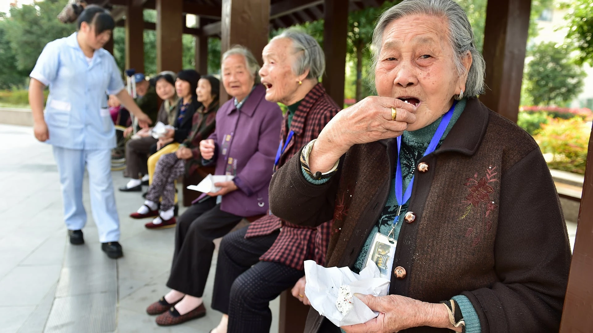 На женщин ложатся непропорционально большие издержки низкой рождаемости и старения населения. Фото: Oriental Image via Reuters Connect