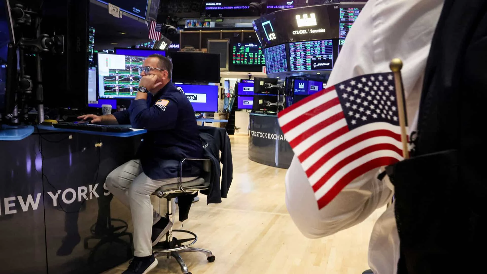 Опрошенные Bloomberg инвесторы и экономисты считают квартальные доходы компаний важнее результатов борьбы за Белый дом / Фото: Reuters /Brendan McDermid