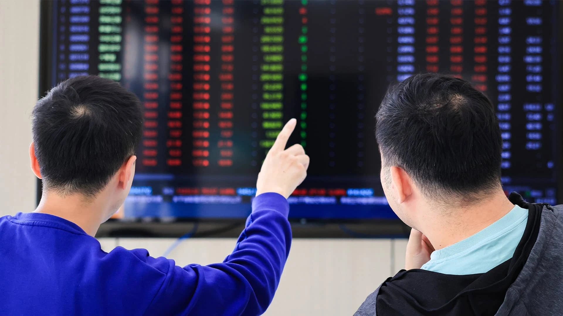 Инвесторы в отделе продаж ценных бумаг в китайском Нанкине / Фото: CFoto via Reuters Connect