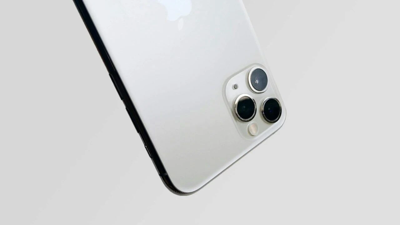 Аналитик из KeyBanc опасается, что более дешевый iPhone SE переманит потребителей у топовых моделей / Фото: Unsplash/ Vinoth Ragunathan