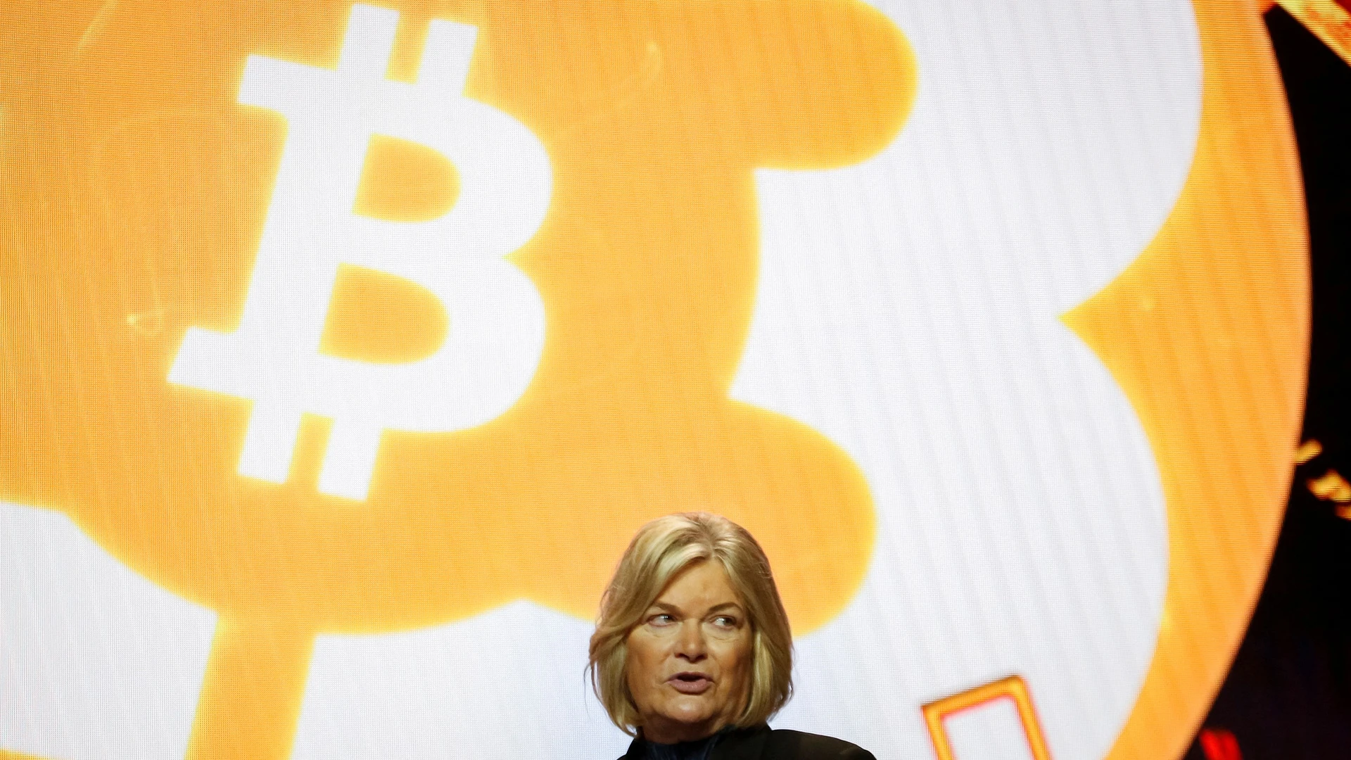 Сенатор-республиканец Синтия Ламмис выступает на биткоин-конференции во Флориде / Фото: REUTERS/Marco Bello