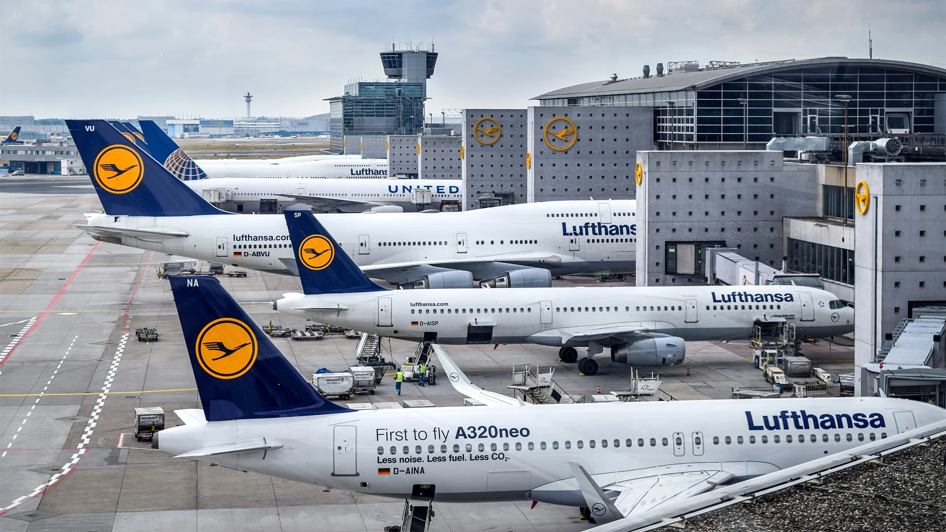 Самолеты Lufthansa вынуждены облетать Россию, что затрудняет конкуренцию с китайскими авиаперевозчиками / Фото: Shutterstock