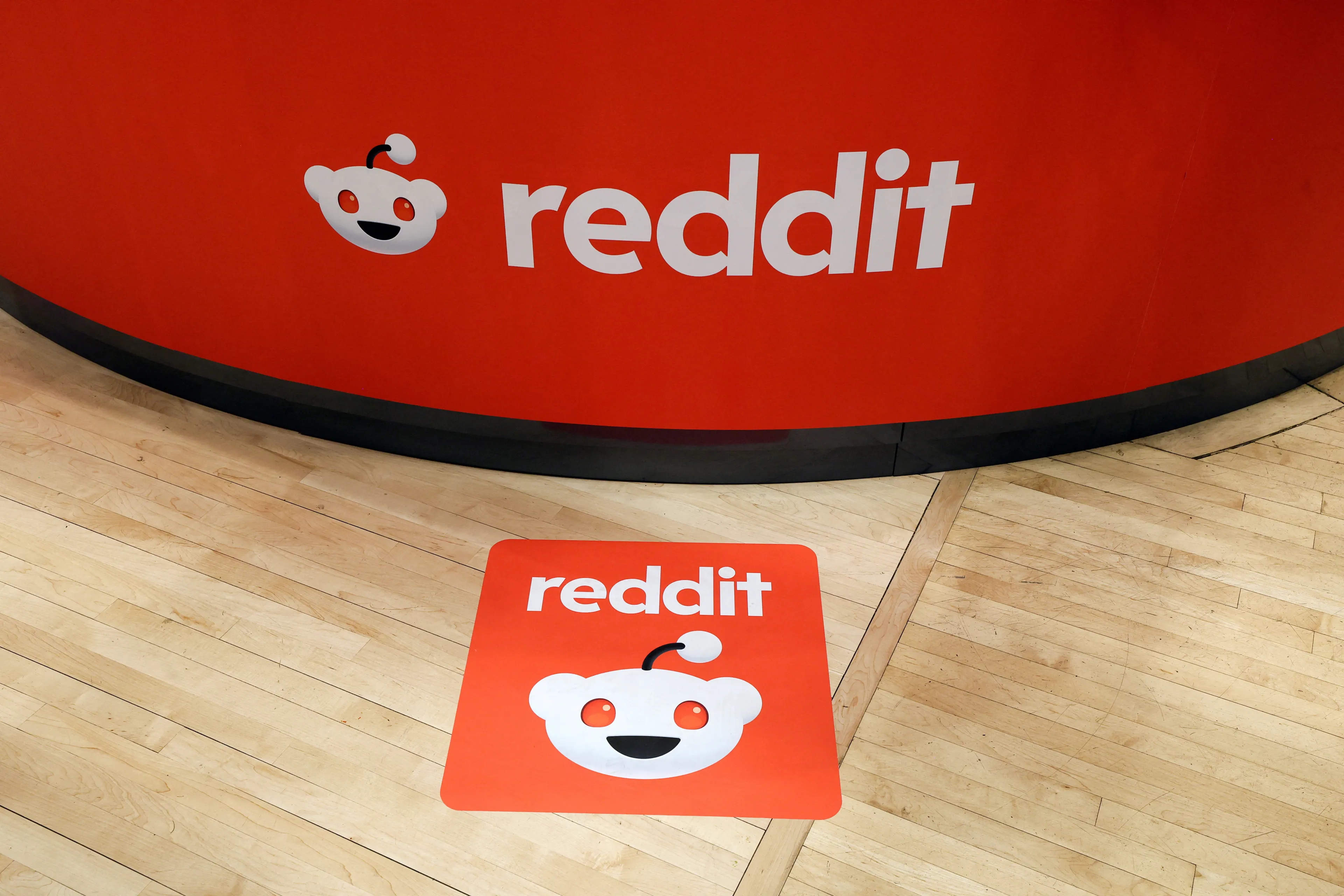 Cоцсеть Reddit в отчете за третий квартал превзошла ожидания аналитиков и впервые показала прибыль / Фото: Reuters/Brendan McDermid/File Photo
