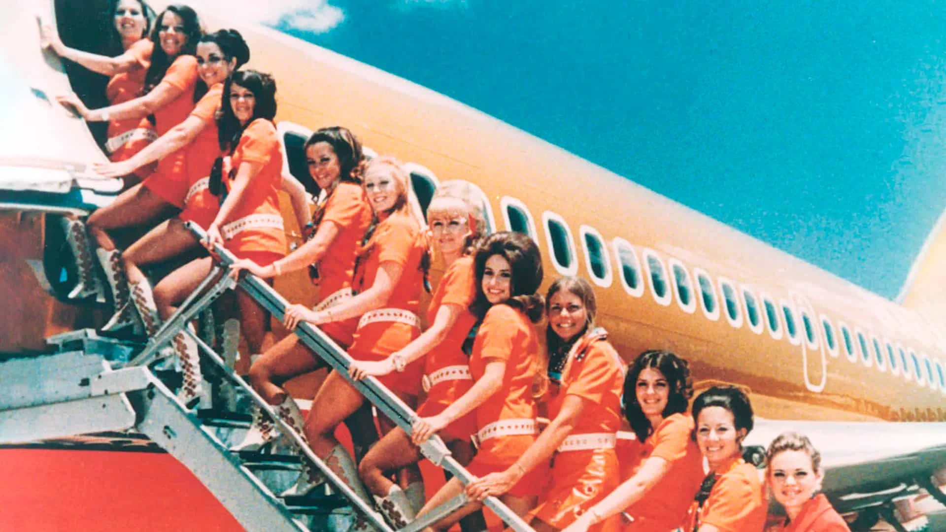 В 1970-х Southwest Airlines рекламировала себя как «компания любви», а ее стюардессы  работали в смелых нарядах. Фото: Courtesy of Southwest Airlines