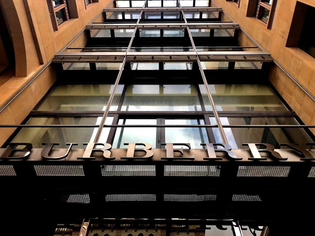 Акции Burberry за последний год подешевели на 50% / Фото: Unsplash/rashid khreiss