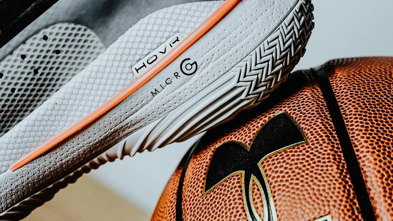 Акции производителя спортивной одежды и обуви Under Armour взлетели на фоне улучшения погнозов годовой прибыли/ Фото: Unsplash/ Taylor Siebert