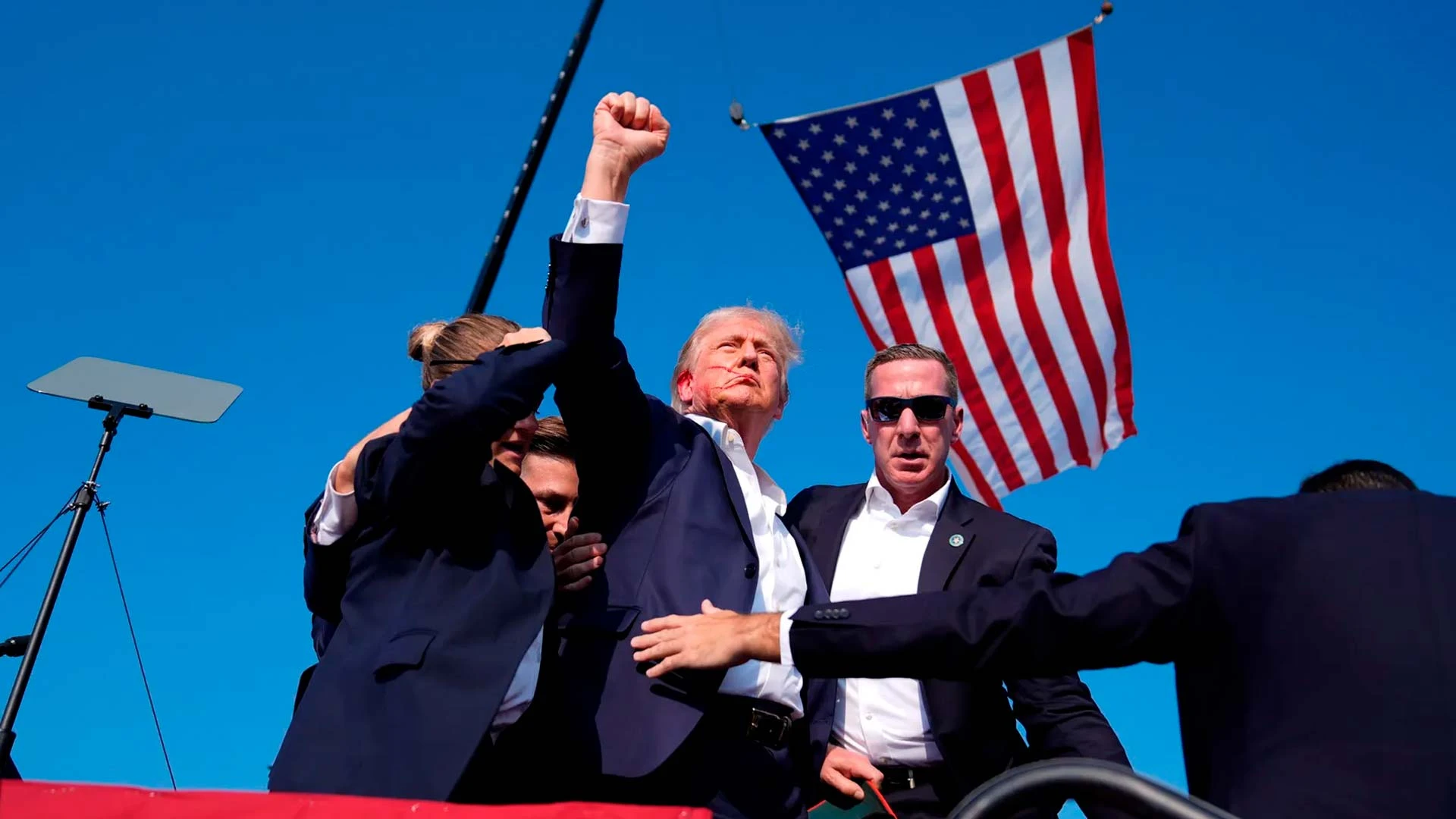 Снимок Дональда Трампа, сделанный сразу после покушения, войдет в историю. Фото:  Evan Vucci/AP