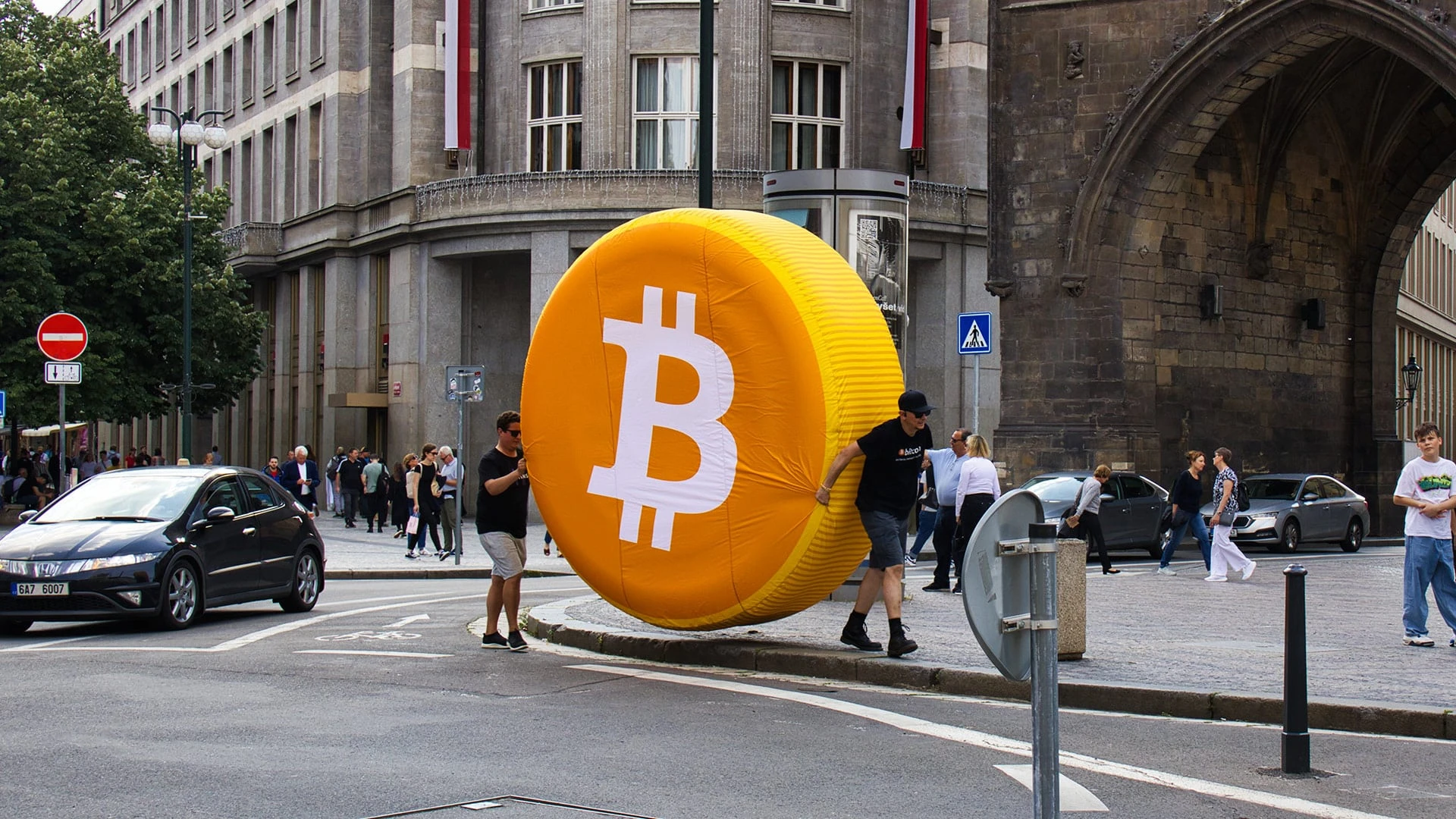 Стоимость биткоина выросла более чем вдвое с начала 2024 года / Фото: Shutterstock