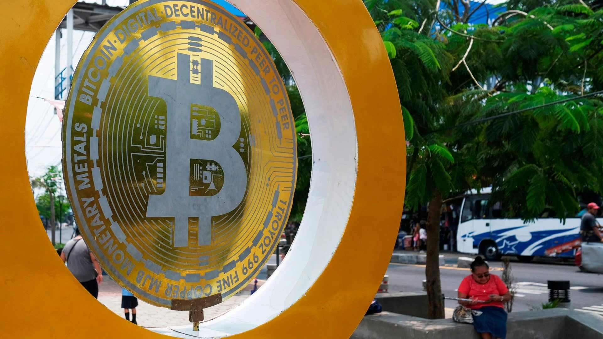 Barrons считает размер комисии и объем торгов ключевыми факторами при выборе биткоин-ETF / Фото: Reuters/Jose Cabezas