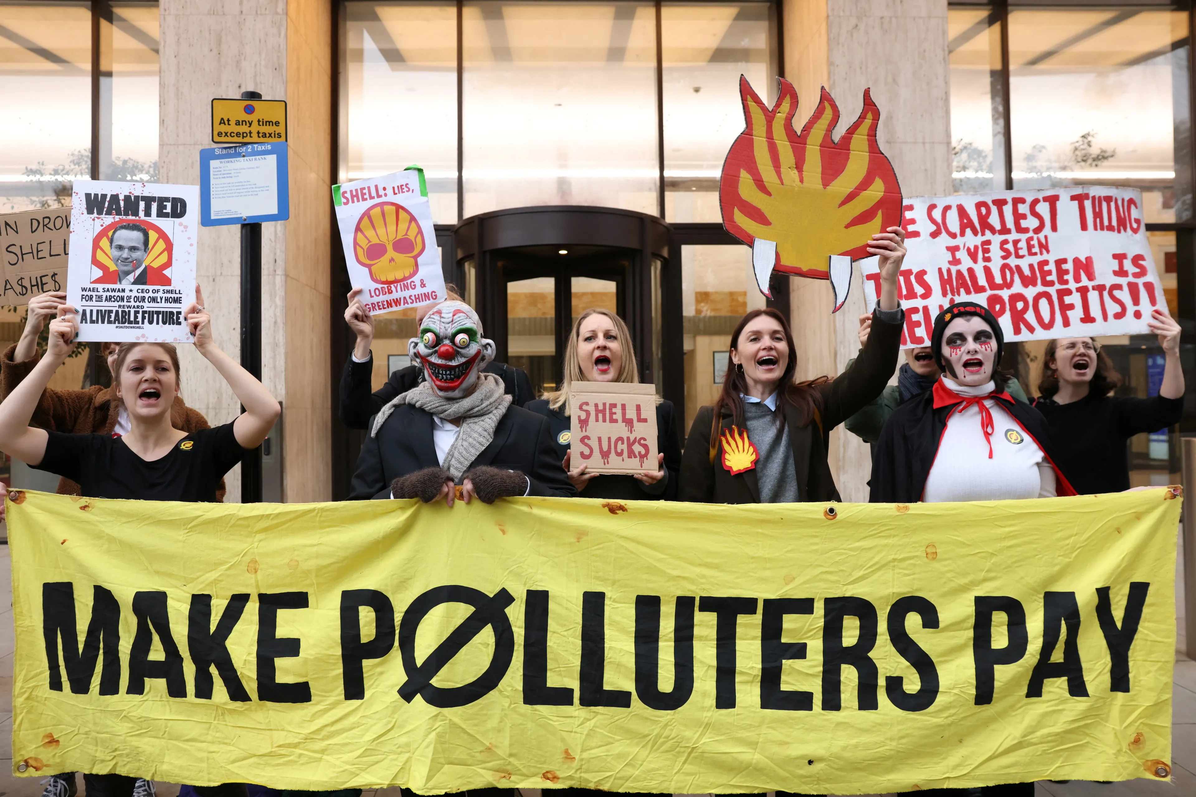 Климатические активисты проводят акцию протеста перед штаб-квартирой Shell в Лондоне 31 октября 2024 года. Фото: REUTERS/Hollie Adams