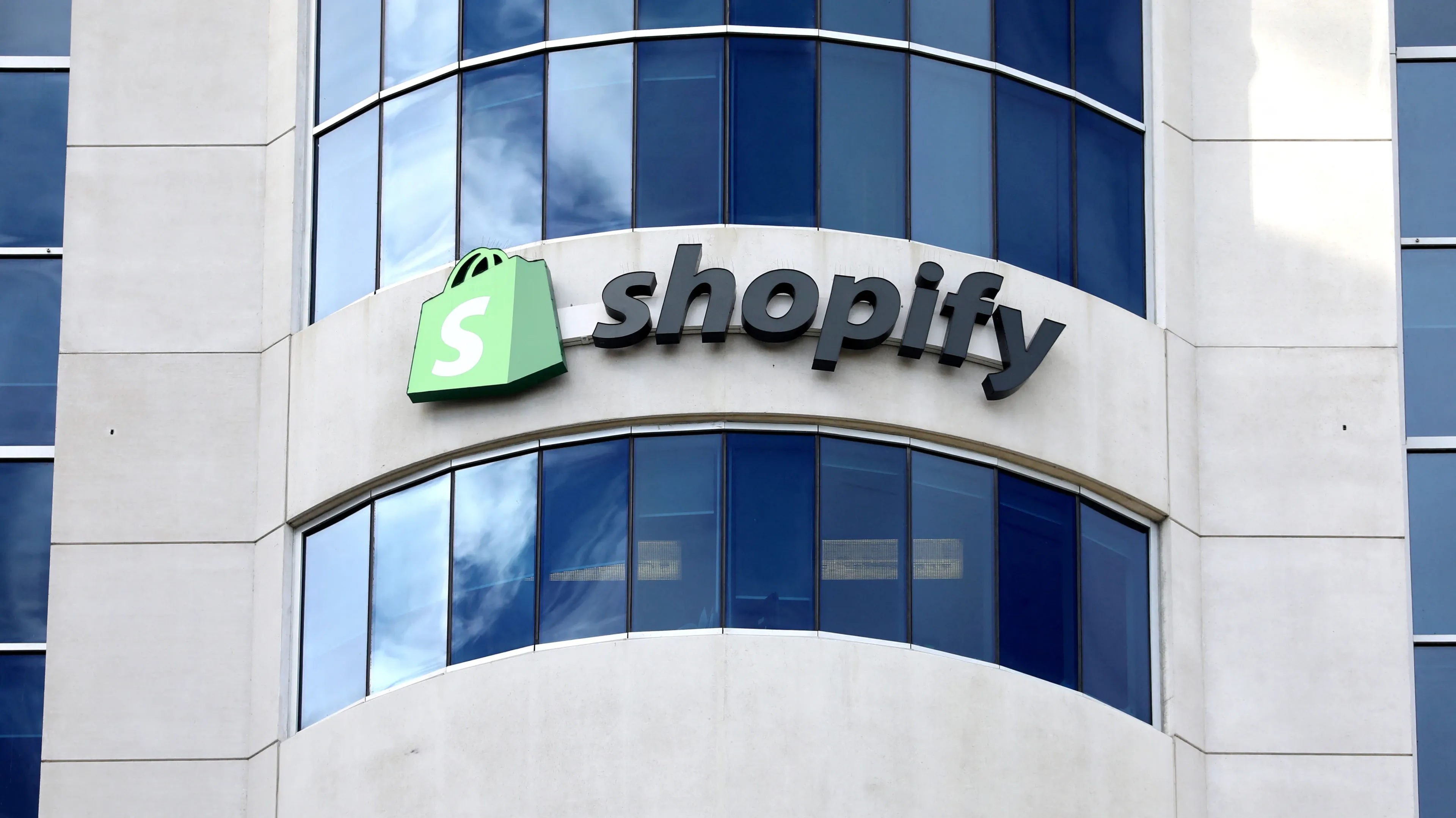 Выручка онлайн-платформы для бизнеса Shopify выросла в третьем квартале на 26%, а в четвертом может прибавить до 29% / Фото: Reuters/Chris Wattie